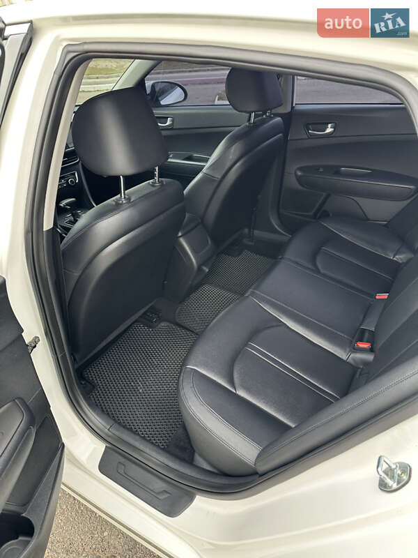 Седан Kia K5 2015 в Миколаєві