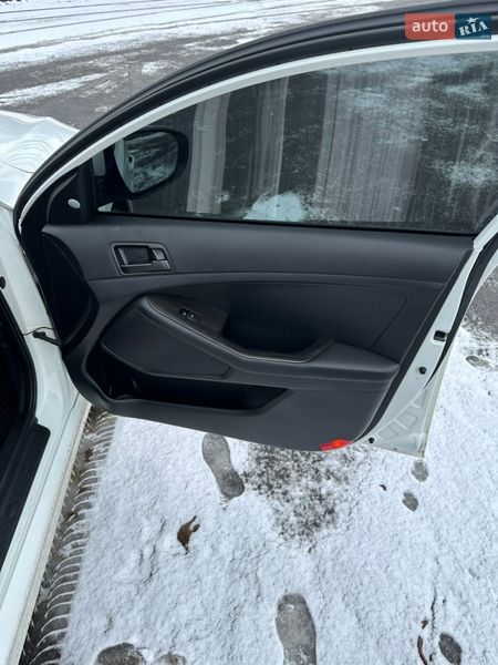 Седан Kia K5 2011 в Первомайске