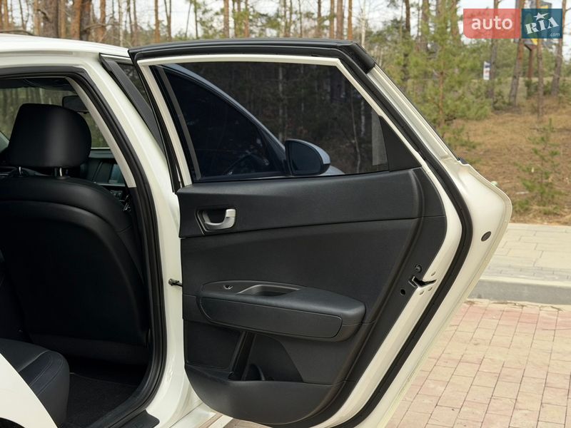 Седан Kia K5 2017 в Киеве