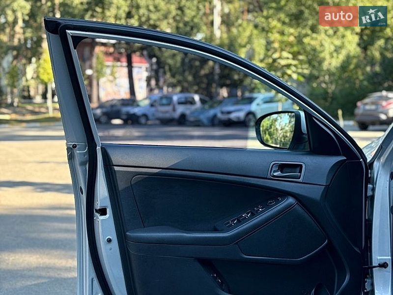 Седан Kia K5 2015 в Бучі