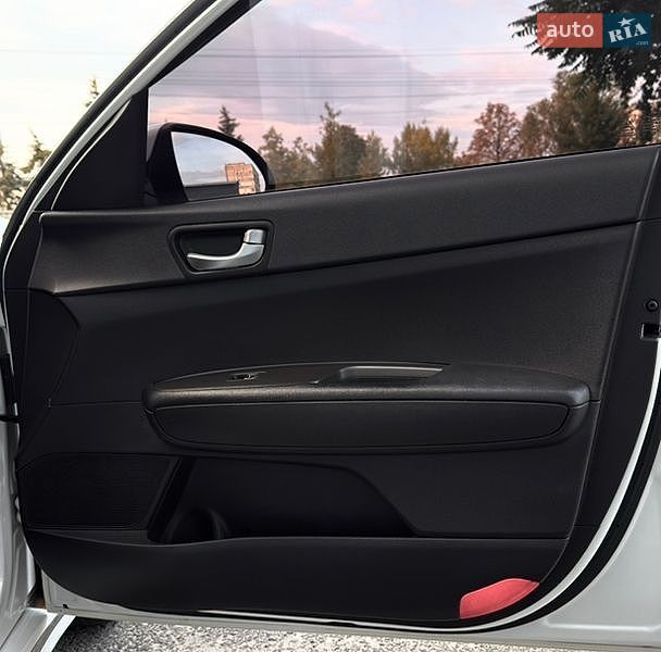 Седан Kia K5 2019 в Дніпрі