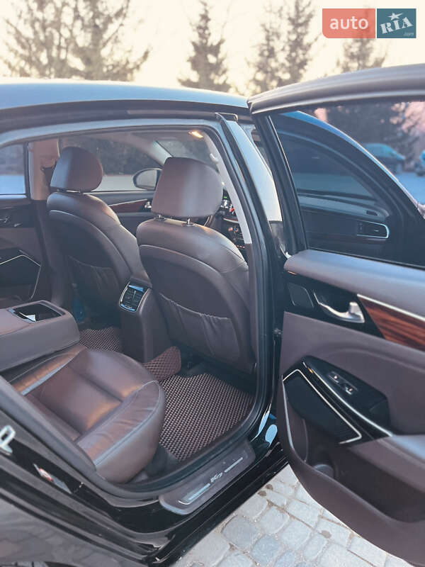 Седан Kia K7 2016 в Гусятині