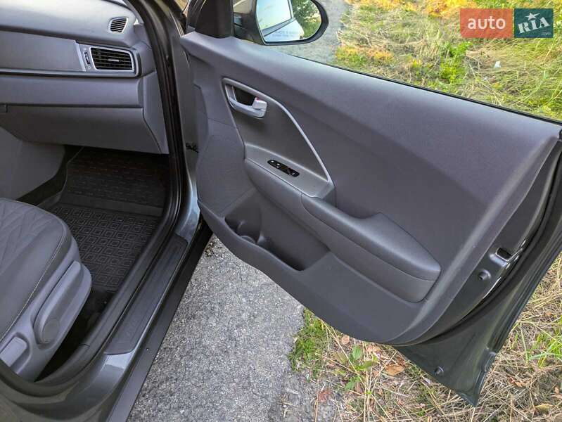 Позашляховик / Кросовер Kia Niro 2017 в Івано-Франківську