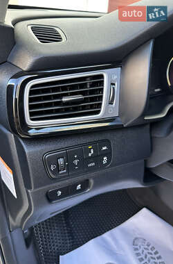 Позашляховик / Кросовер Kia Niro 2019 в 