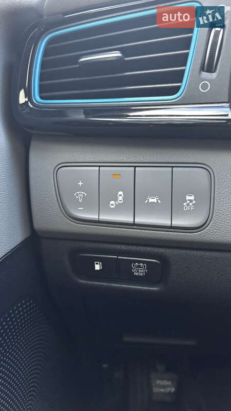 Внедорожник / Кроссовер Kia Niro 2017 в Полтаве