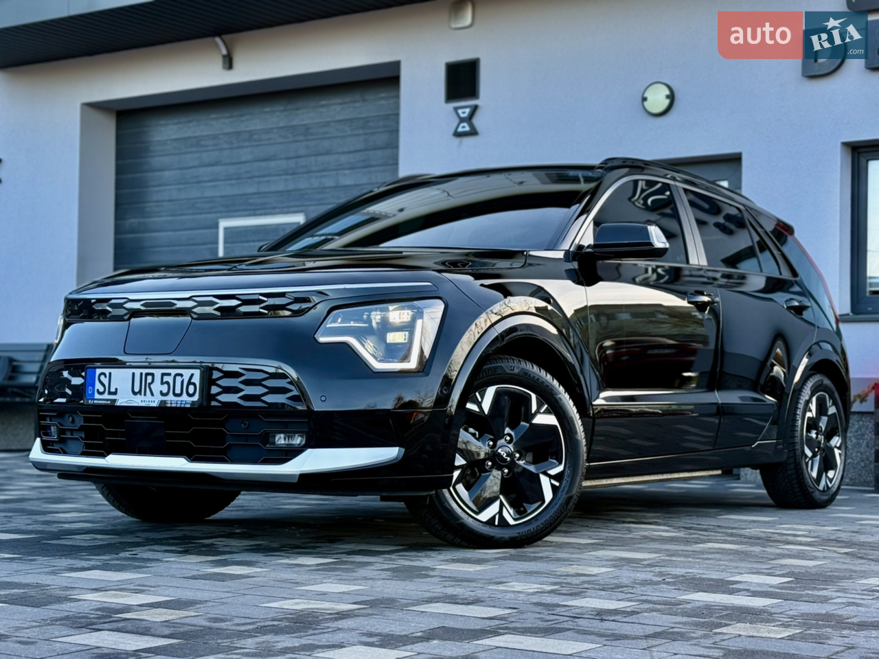 DELUXE CARS пропонує Kia Niro 67 kw
Європа!!!!!!
Рік: 2023
Пробіг: 63 тис. км.
Двигун: 150 KW / 205
Коробка: автомат
Паливо: електро
Привід: передній

Розмитнена 
Сертефікована 
Готова до реєстрації 

Пробіг рідний 100%
Стан нового авто

Топова комплектація 

Адаптивний круїз-контроль
Дистронік
Оптика Matrix
AUTO HOLD
Система старт-стоп
Партроніки
Камера заднього виду
Запуск двигуна кнопкою
Підігрів передніх сидінь
Обдув  сидінь
2-Зонний клімат-контроль
Підігрів керма
Електропривід багажника
Електро складання дзеркал 
Електро сидіння 
Підігрів дзеркал
Асистент паркування
Асистент дощу та світла
Асистент руху по полосі
Асистент сліпих зон
Дизайнерські диски R17


Динаміка, комфорт на вищому рівні. Телефонуйте обов`язково домовимось.