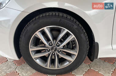 Седан Kia Optima 2012 в 