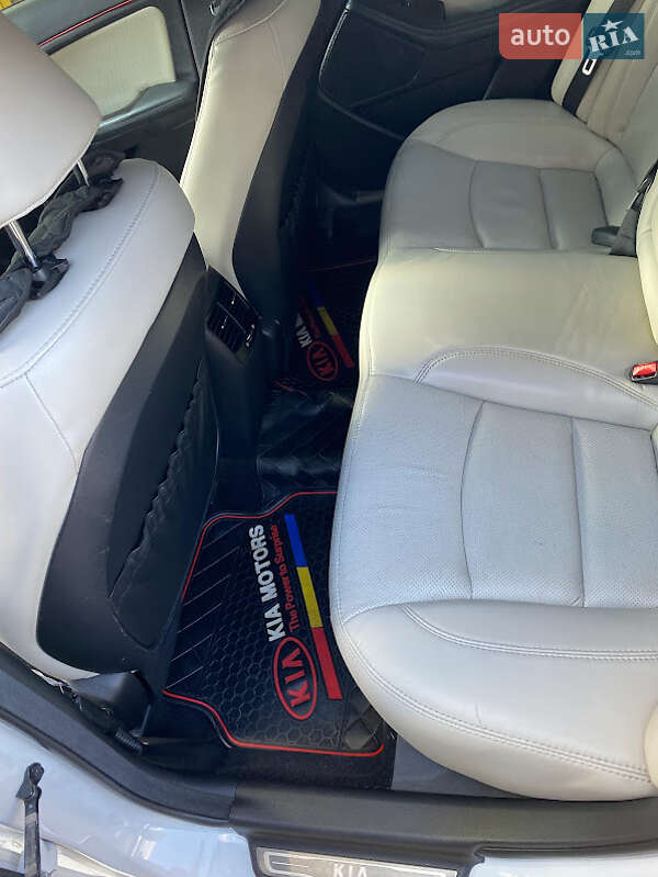 Седан Kia Optima 2012 в Киеве