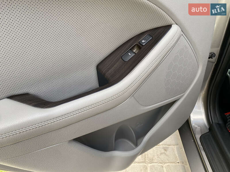 Седан Kia Optima 2015 в Львове