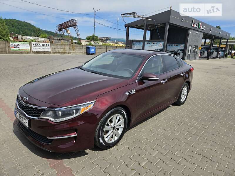 Седан Kia Optima 2015 в Ужгороде