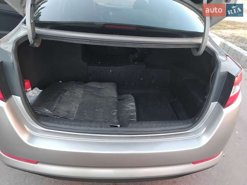 Седан Kia Optima 2012 в Житомире