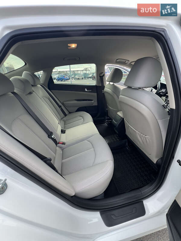 Седан Kia Optima 2016 в Киеве