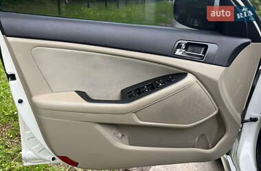 Седан Kia Optima 2011 в 