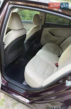 Седан Kia Optima 2015 в 