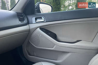 Седан Kia Optima 2012 в 