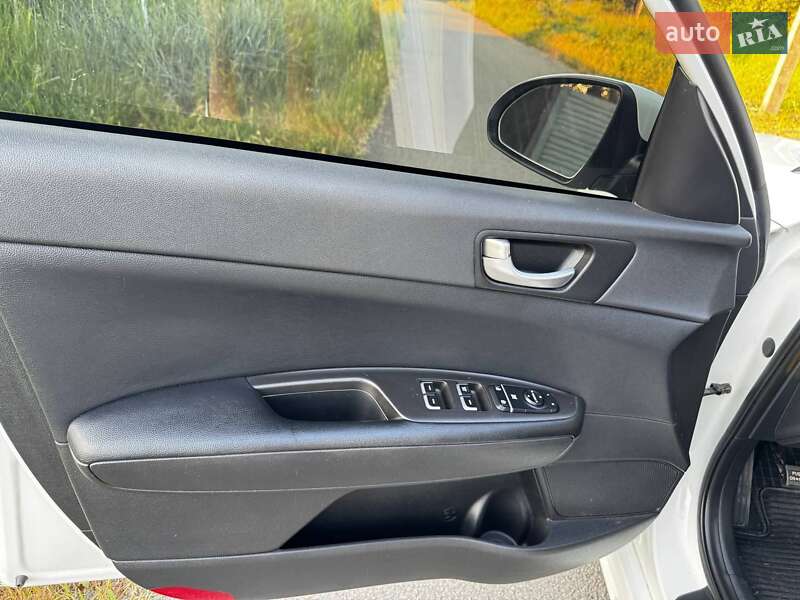Седан Kia Optima 2016 в Днепре