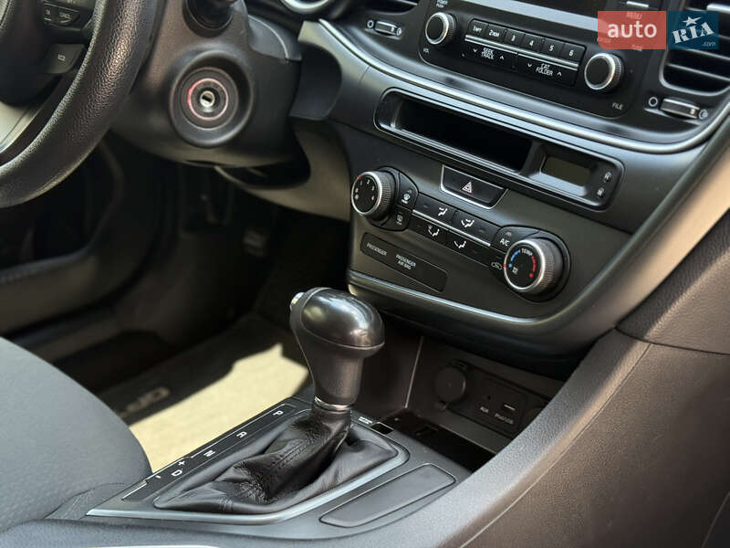 Седан Kia Optima 2015 в Ивано-Франковске