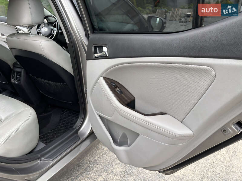 Седан Kia Optima 2012 в Хмельницком