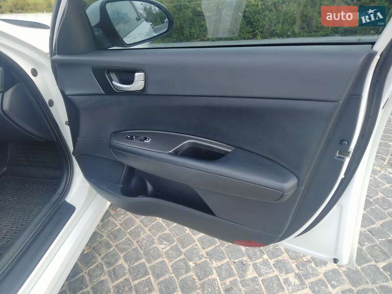 Седан Kia Optima 2016 в Днепре