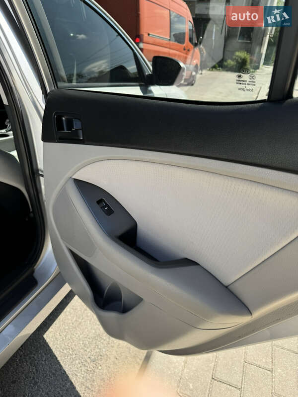 Седан Kia Optima 2013 в Днепре