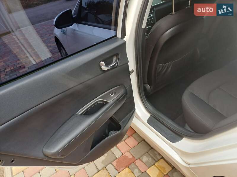 Седан Kia Optima 2016 в Черноморске