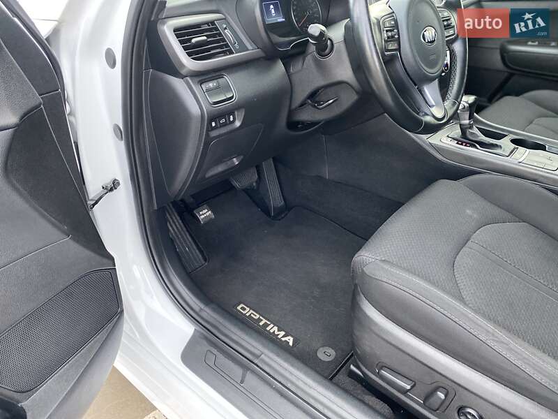 Седан Kia Optima 2017 в Киеве