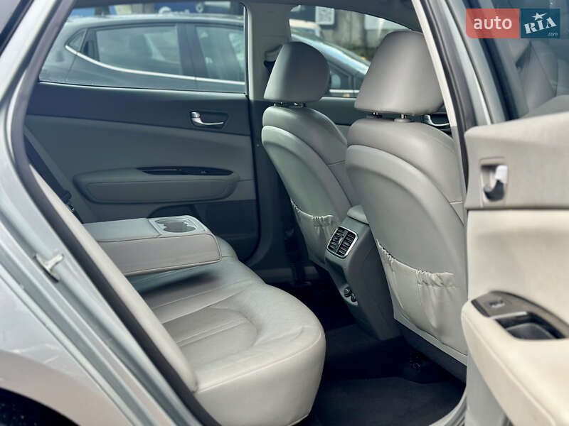 Седан Kia Optima 2017 в Киеве