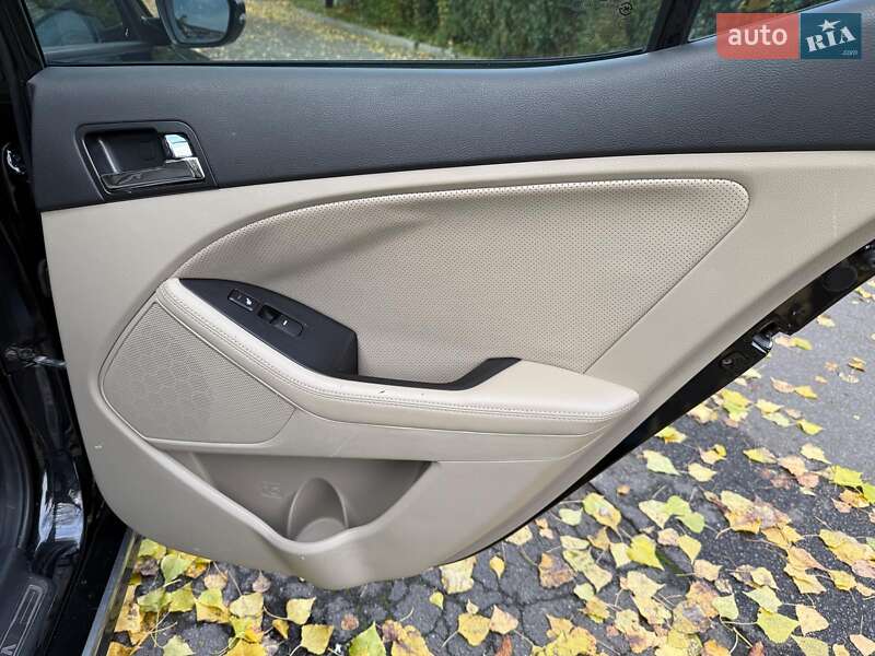 Седан Kia Optima 2013 в Києві