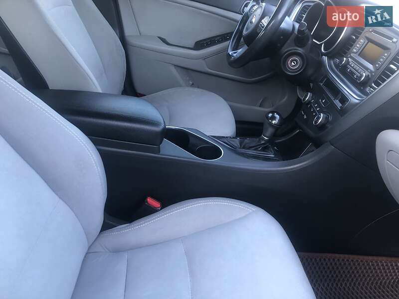 Седан Kia Optima 2014 в Роздільній