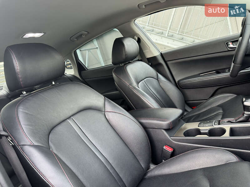 Седан Kia Optima 2017 в Киеве