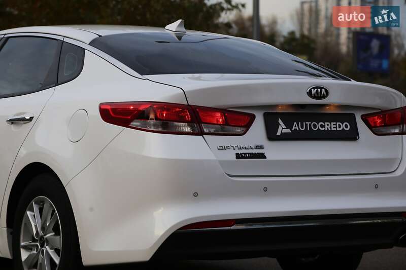 Седан Kia Optima 2017 в Киеве