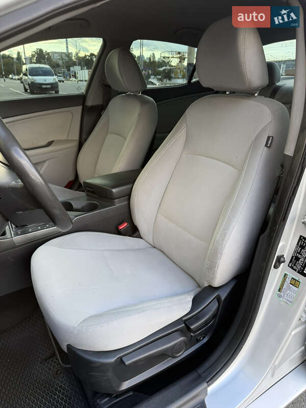 Седан Kia Optima 2012 в Киеве