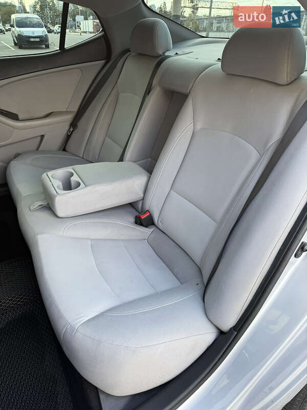 Седан Kia Optima 2012 в Киеве
