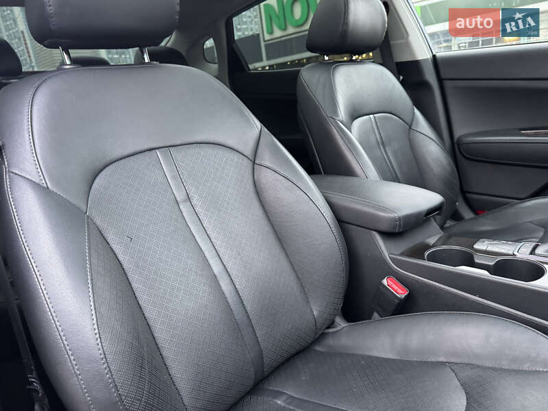 Седан Kia Optima 2017 в Киеве