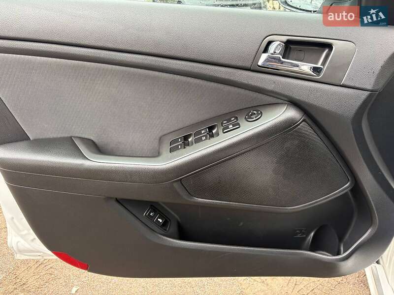 Седан Kia Optima 2012 в Виннице