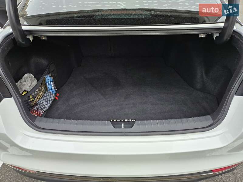 Седан Kia Optima 2017 в Киеве