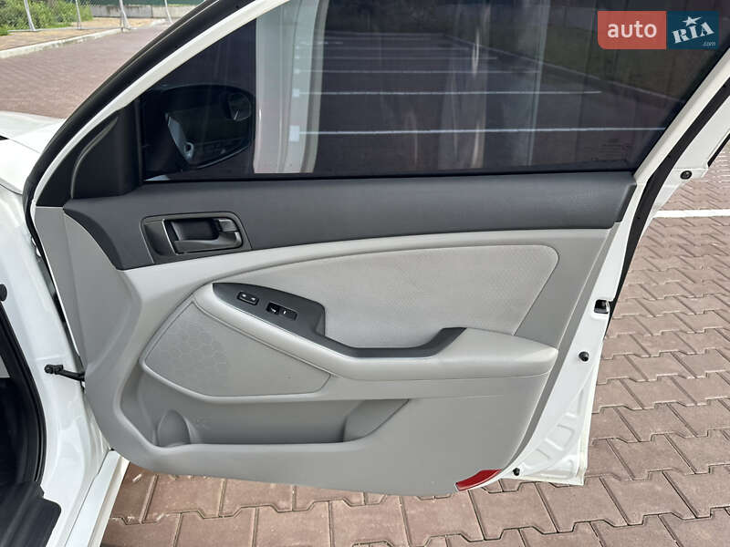 Седан Kia Optima 2013 в Киеве