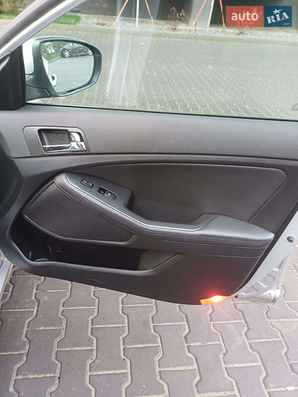 Седан Kia Optima 2012 в Киеве