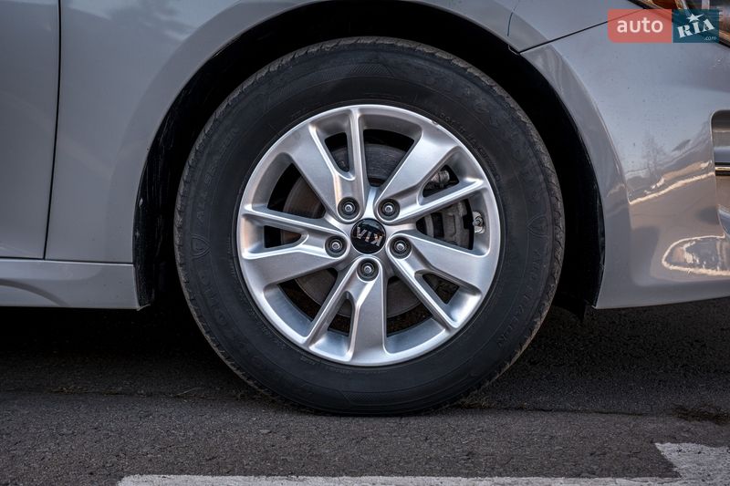 Седан Kia Optima 2017 в Киеве