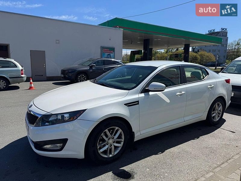 Седан Kia Optima 2013 в Ужгороде