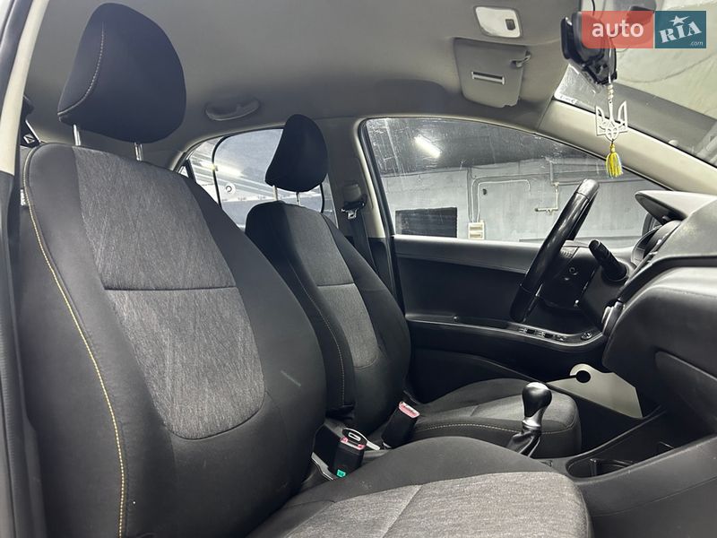 Хетчбек Kia Picanto 2012 в Чернівцях