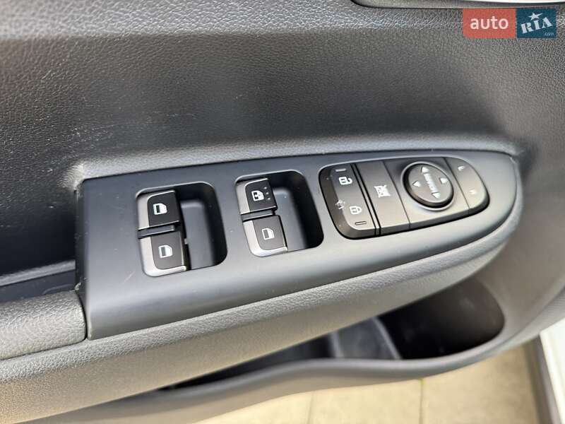 Позашляховик / Кросовер Kia Rio X-Line 2018 в Києві фото 37 Позашляховик / Кросовер Kia Rio X-Line 2018 в Києві