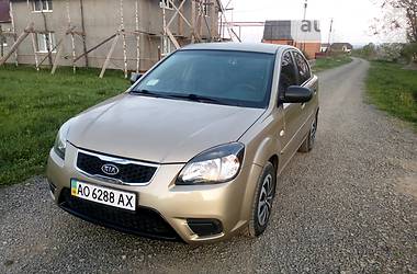 Седан Kia Rio 2010 в Иршаве