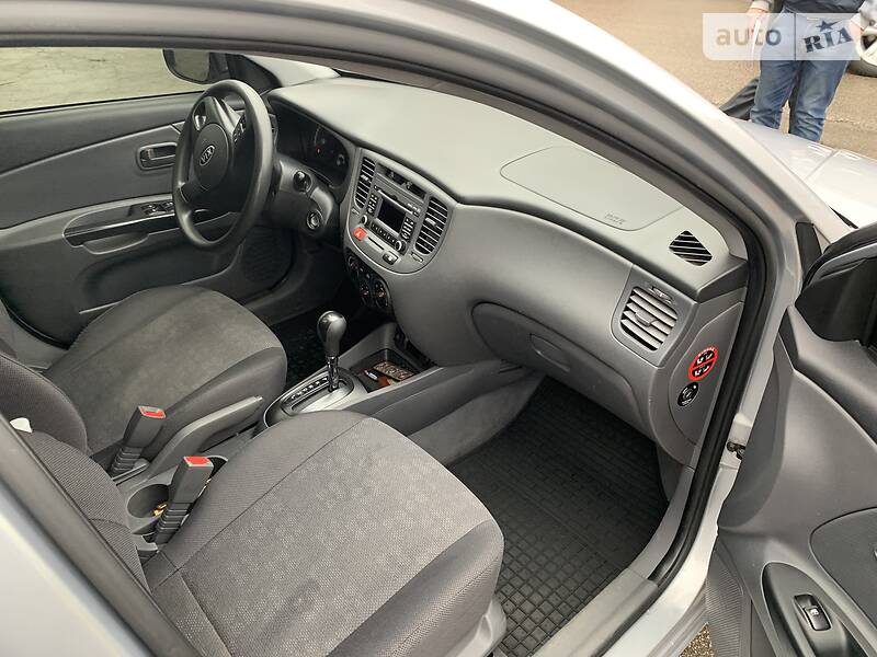Хетчбек Kia Rio 2010 в Дніпрі