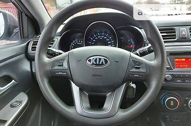 Седан Kia Rio 2013 в Ромнах