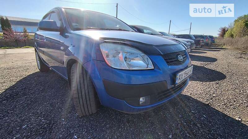 Хэтчбек Kia Rio 2006 в 