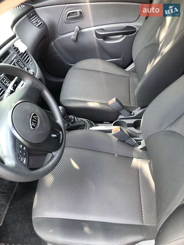 Седан Kia Rio 2010 в Кривому Розі