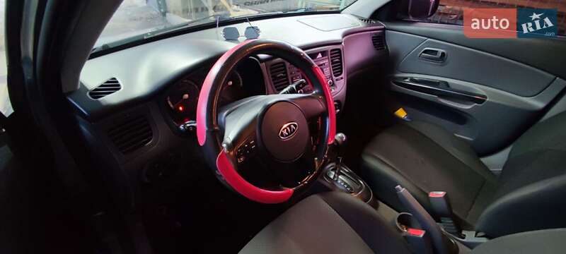 Седан Kia Rio 2011 в Кривом Роге