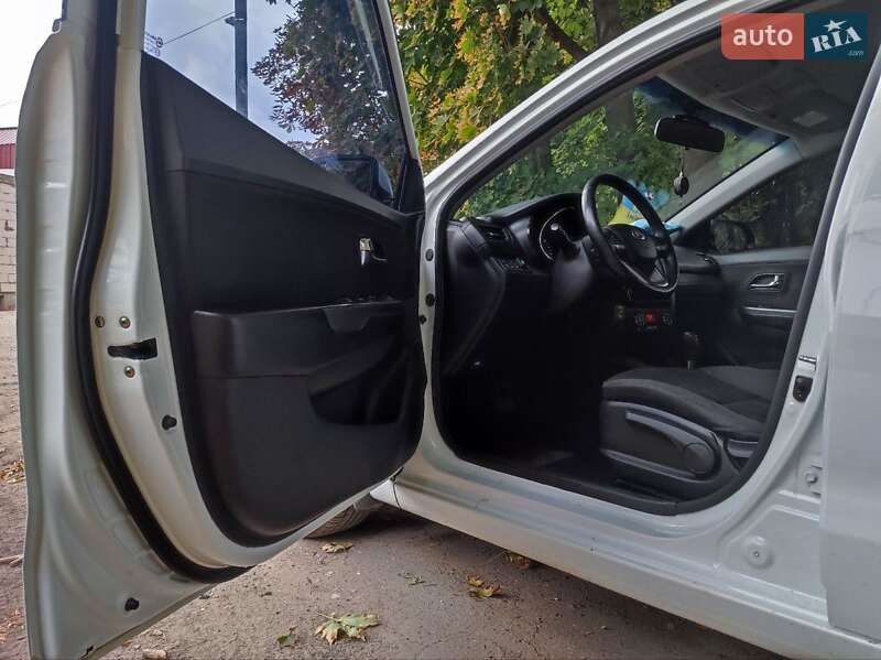 Седан Kia Rio 2013 в Украинке