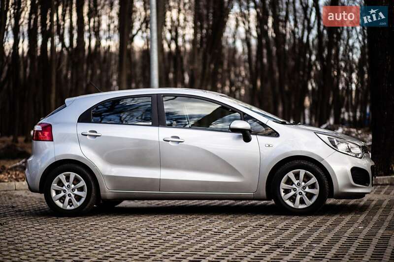 Хэтчбек Kia Rio 2012 в Покровске